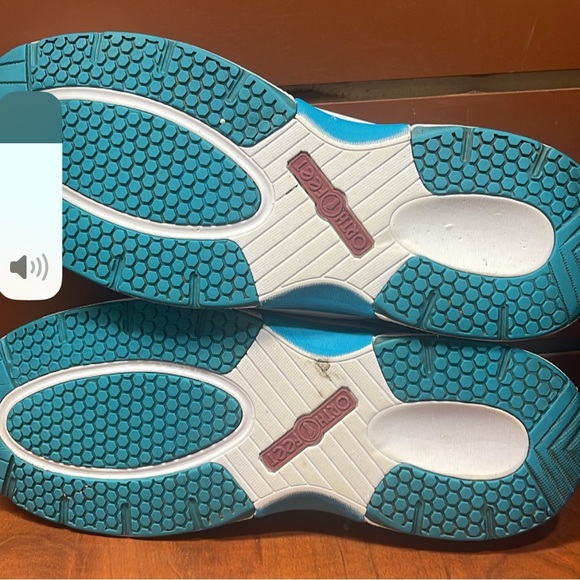 Orthofeet Verve Silver and Turquoise Athletic Shoes with Mesh Ventilation. 11.5 - Picture 6 of 9